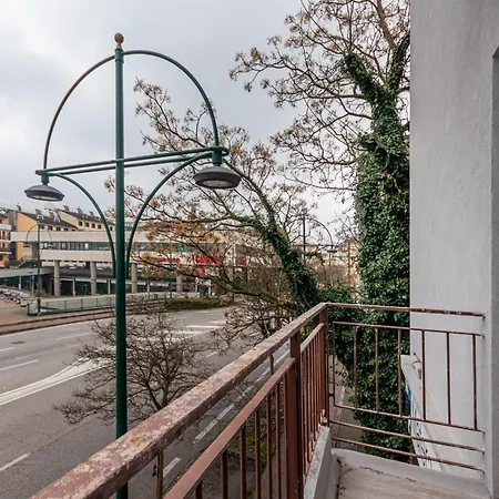 Guesthost - Charming In Mestre Apartamento