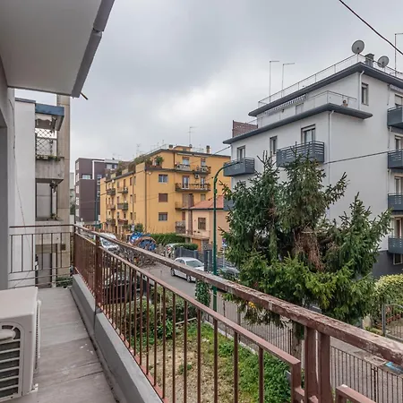 Apartamento Guesthost - Charming In Mestre Venecia